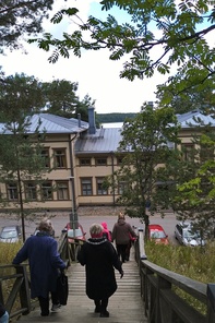 Portaat Upseerikerholle joka toimii ravintolana