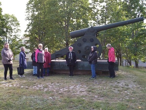 Tykistökoulun muistomerkki Raakuunamäellä.