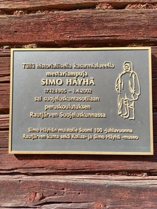 Muistolaatta Simo Häyhä museolla