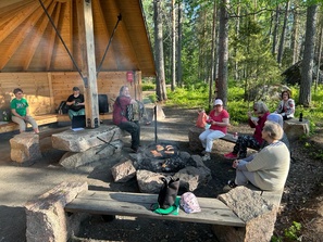 Nuotiolla laulettiin Mikko Kauppisen säestyksellä 