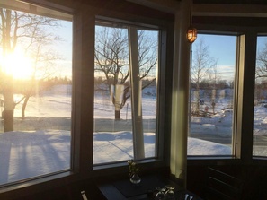 Näkymä ravintolan ikkunasta kaupunginlahdelle