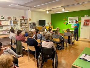 Tupa oli täynnä kuuntelijoita