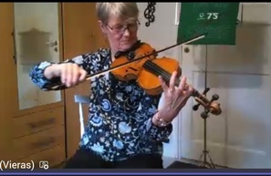 Jaana Kauppinen soitti viulua