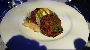 Kasvisrösti, vuohenjuustoa, fenkolikukkakaalipyre, parmesaanirisotto, yrttikastike, hyvää oli ja jälkkäriksi jäätelö vadelmakastikkeella ja kahvi.