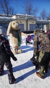 Puppana halaamassa lapsia Jääriehassa