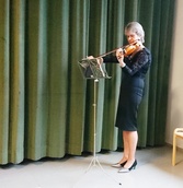 Vieraiden saapuessa Jaana Kauppinen soitti sulosäveliä viululla