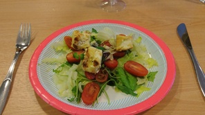 Lämmin feta salaatti