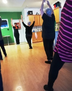 Sirkku opastaa asahijoogaa