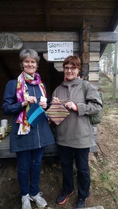 Jaana ja Sirkku geokätköily ihmisten tapaamisessa Kasukkalan kylän laavulla josta saivat matkamuistoksi patalaput