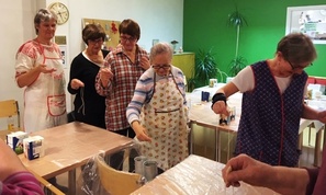 osallistuhjat saivat liikuntaa samalla kun kiersivät kastamassa lankoja streariiniin