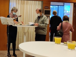 Jaana Kauppinen soitti viululla sulosäveliä kahvitauolla