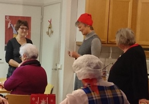 3 vuotta puheenjohtajana ollut Sirkku Hamunen saa kiitoslahjaksi geokätköilyn vuositilauksen