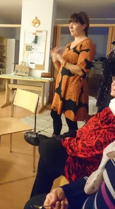 Osteofysiopaatti Erja Laapas puhuin kehon kivuista, ja opetti hengityksen jolla keskitytään ja hyväksytään itsensä vaikka on kipuja