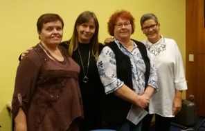 Aluetoimikunnan entinen puheenjohtaja Marja-Leena Weisman Kouvolasta, Reumaliiton järjestösihteeri Ulla Rantanen, aluetoimikunnan uusi puheenjohtaja Riitta Nikulainen, Reumaliiton hallituksen puheenjohtaja Satu Gustafsson