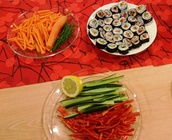 Makizushia eli merilevää, riisiä, kalaa, vihanneksia. Tai kasvisvaihtoehto kala jää pois. Nämä kääritään bambumaton avulla tiukaksi rullaksi