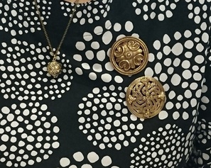 Pronssiset rintaneulat ja riipus