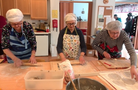Iloiset leipurit, vas. Eira Saarnia, Anneli Talikka ja Irma Pirskanen