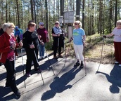 Marja-Liisa Kirvesniemi opettaa sauvakävelytekniikkaa
