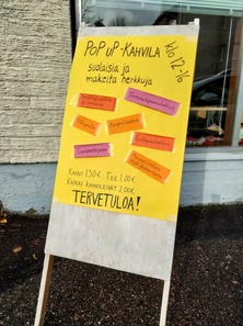 Standy kadulla Tulestuvan edessä
Kuva Salli Ylinen