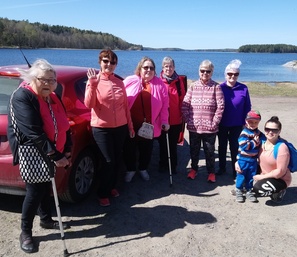 Lappeenrannan Reumayhdistyksen jäseniä Korkkitehtaan rannassa