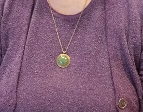 Vanha pronssinen riipus vihertävällä kivellä