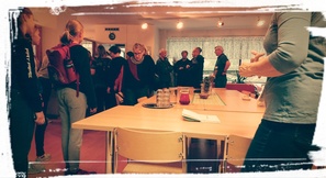 Tupa oli täynnä väkeä, tässä vain osa heistä
Kuva P. Hovila