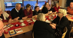 Juhlan lopuksi lauloimme Maa on niin kaunis toisamme kädestä pitäen