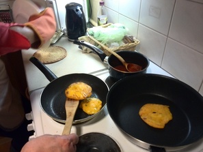 Tortilloja tulossa. 2 mukia Pan maissijauhoja 2½ mukia vettä ripaus suolaa. Paistetaan esim. pienessä määrässä oliiviöljyä