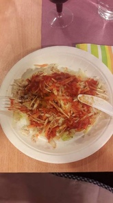 Enchiladas, tortilla jossa nyhtökanaa ja kaalisalaatti päällä hyvä tomaattikastike