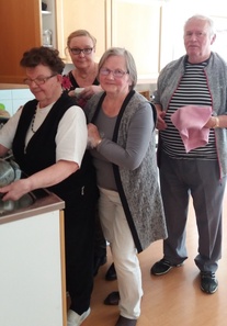 edessä vasemalla Maija Kenttä, keskellä Marjatta Veikkanen, taustalla Heli Kohonen ja oikealla Risto Savolainen