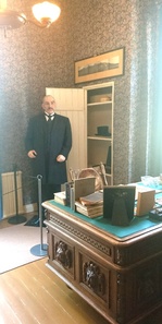 Itse Ukko- Pekka Svinhufvud työhuoneessaan
Kuva P. Hovila