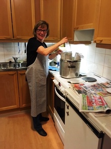 Marja Koskimäki Taitokeskus Lappeenranta opastaa kynttilöiden tekoon
kuva Paila Heiskanen