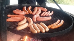 Tietysti makkarat paistetiin 