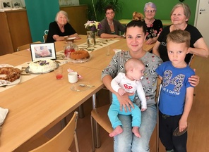 Maiju, Sisu ja Miro sekä rotina väkeä. Paula,  Minna,  Marja-Leena ja Marjatta 